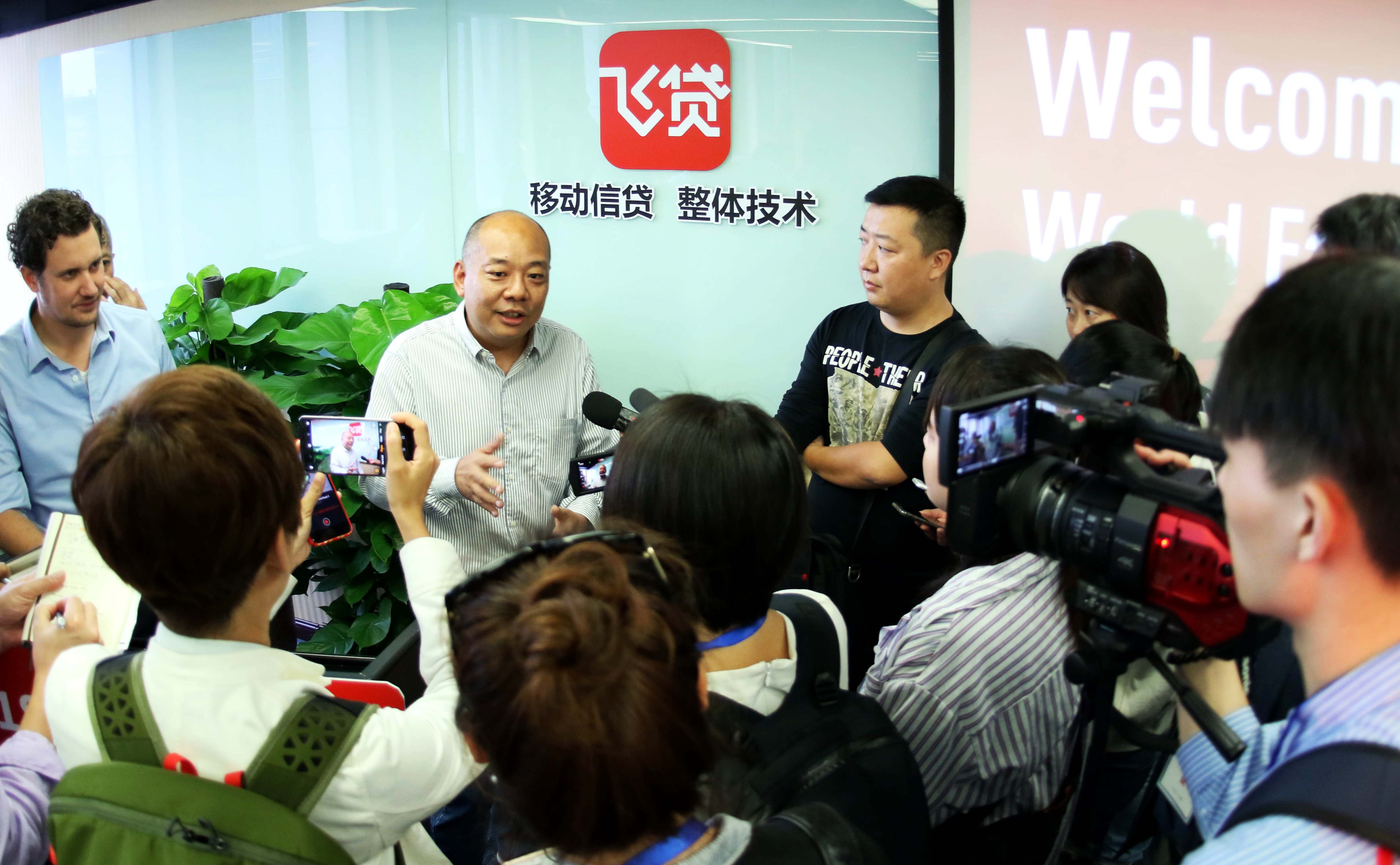 飞贷金融科技总裁曾旭晖现场接受各国媒体访问