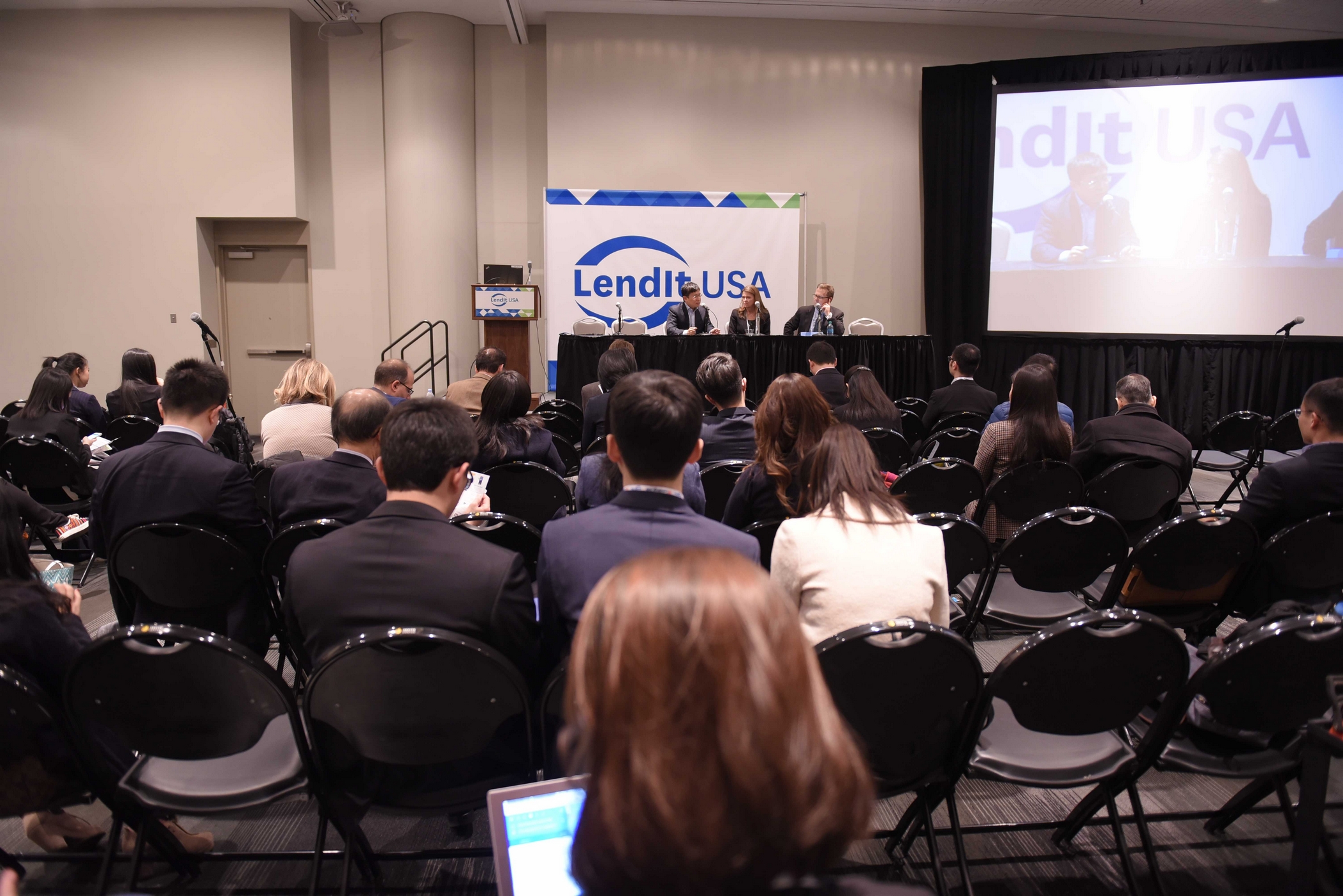 飞贷金融科技首席风控官周立勇与美国OCC前副主席、哈佛大学JoAnn Barefoot教授、朗迪的主席以及联合创始人Peter Renton 开展圆桌论坛现场图